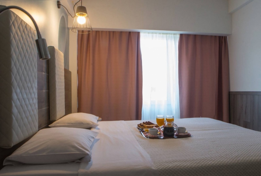 Hotel Metroplitan classic double room 1.jpg