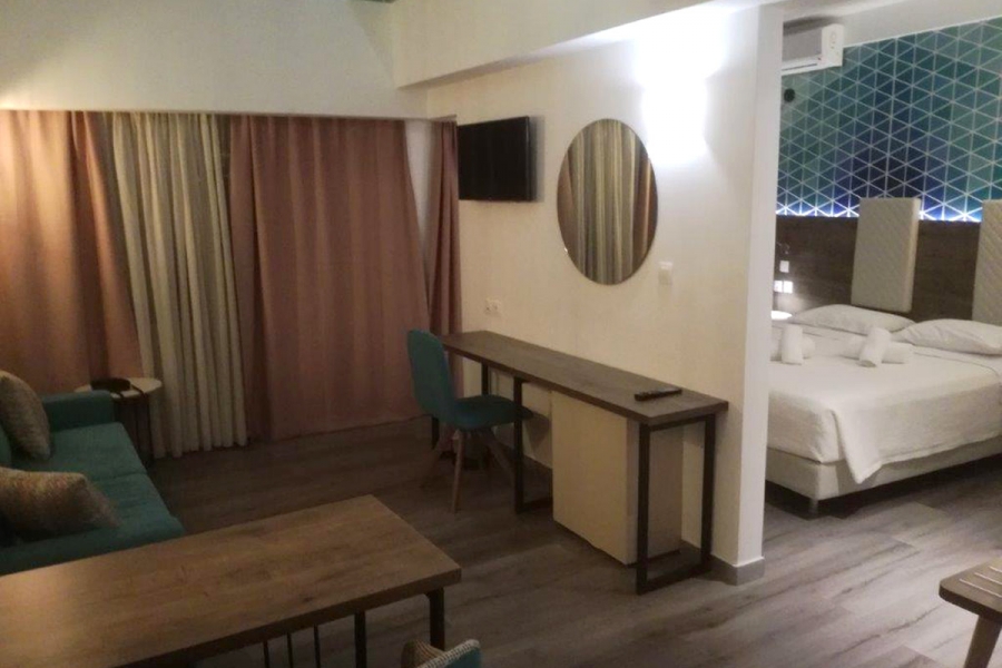 Hotel Metroplitan premium suite.jpg