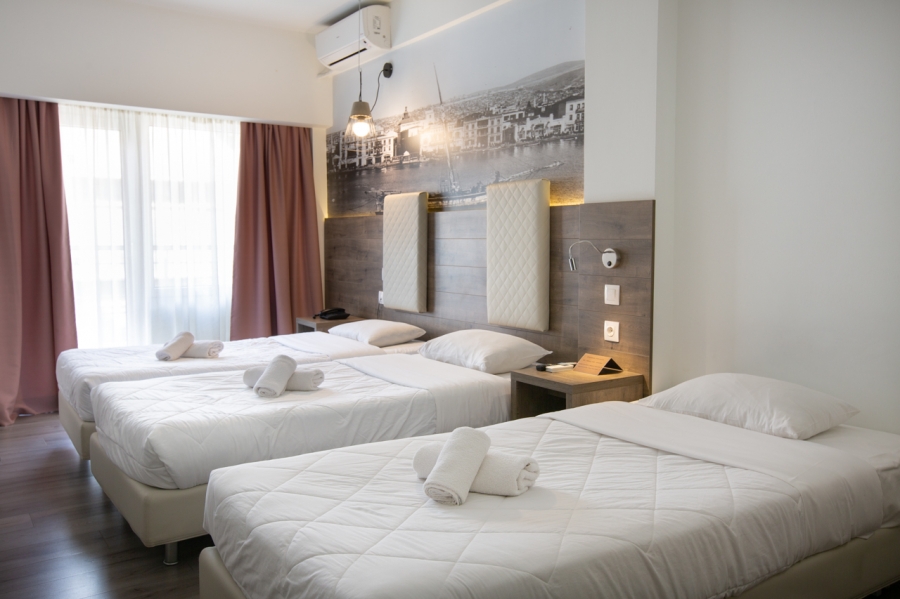 Hotel Metroplitan triple room.jpg