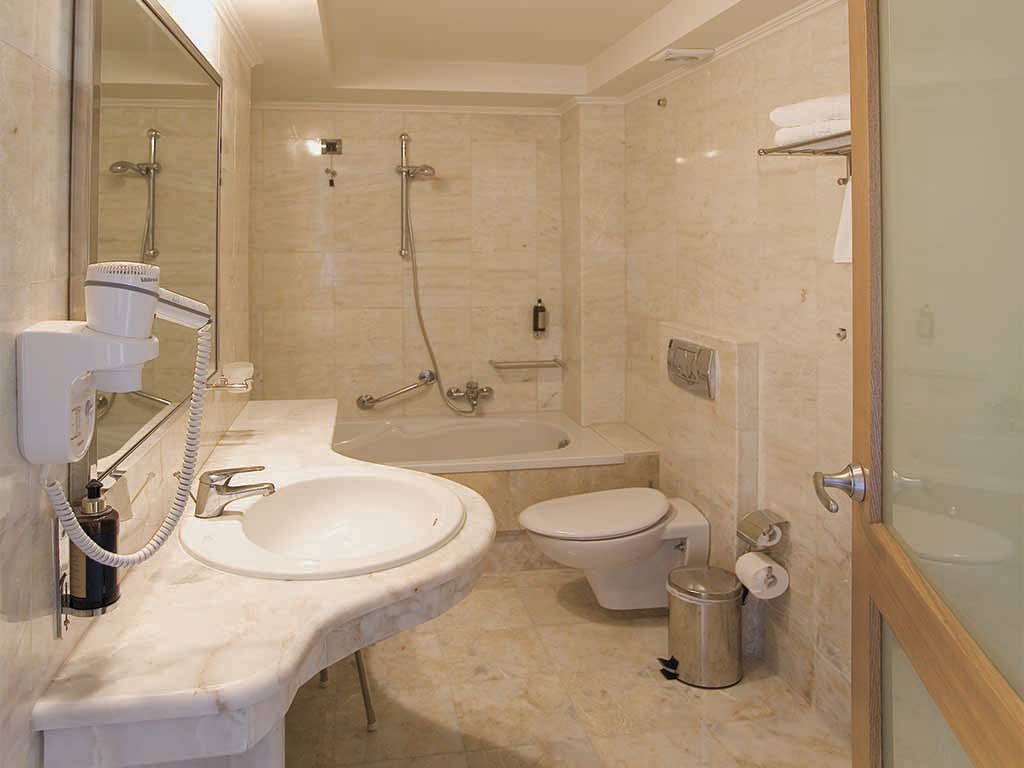 Hotel Miramare bathroom 1.jpeg