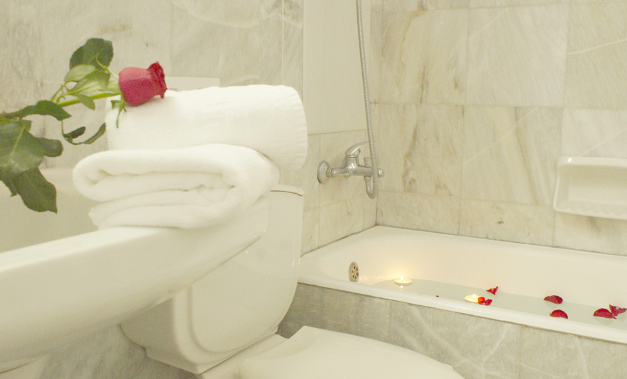 Hotel Mitika comfort studios bathroom.jpg