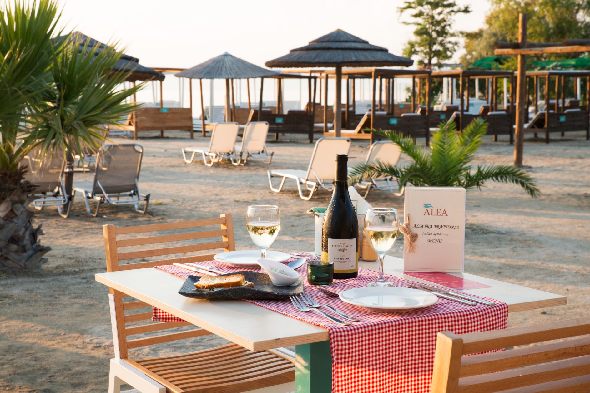 Alea hotel _ suites bar na plaži.jpg