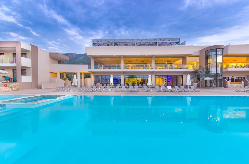 Alea hotel _ suites bazen .jpg