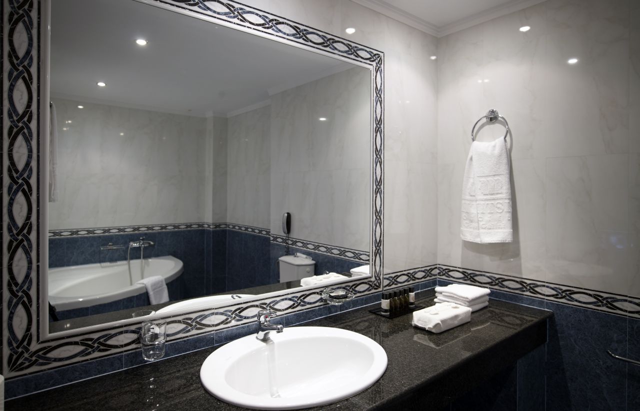 Mitsis Galini wellness spa_ resort hotel standard soba kupatilo.jpg