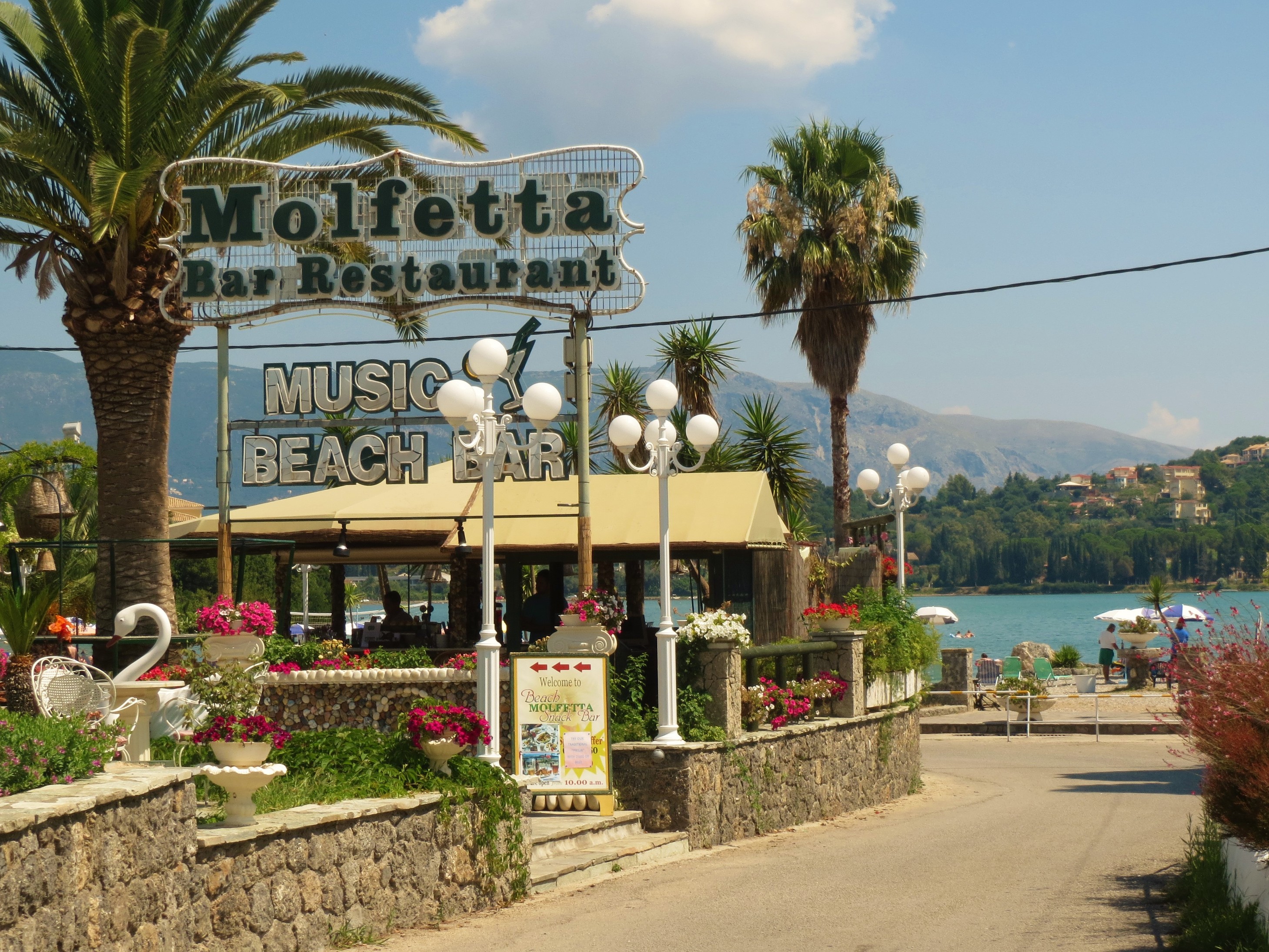 Hotel Molfetta Beach bar na plaži.jpg