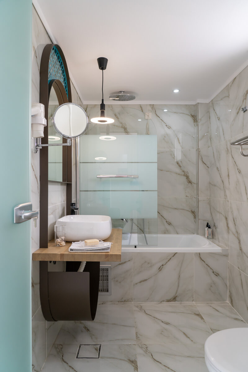 Hotel Zoe superior Family bathroom.jpg