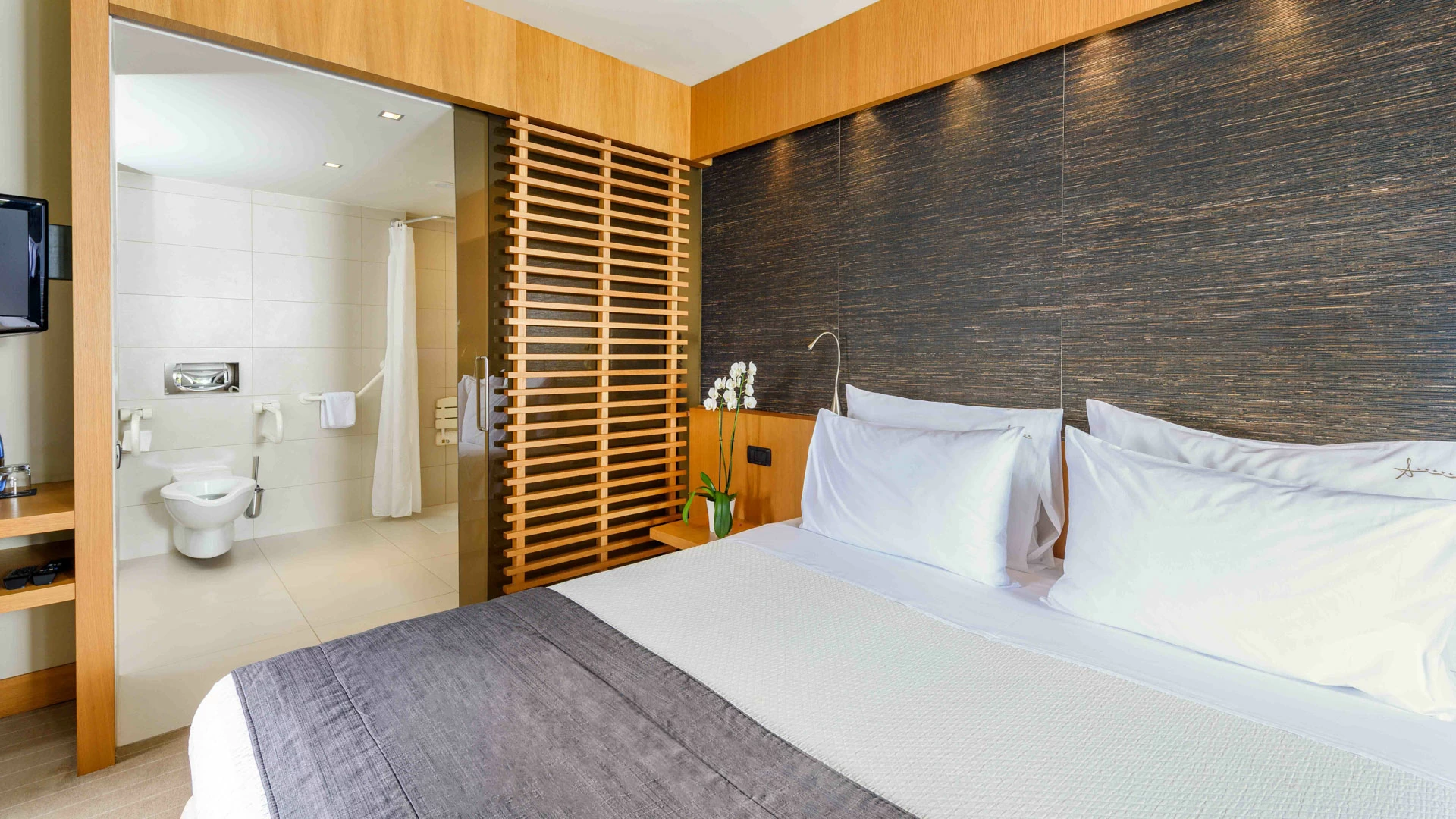 Hotel Alexander hotel Beach _ Spa superior room for the disabled.jpg