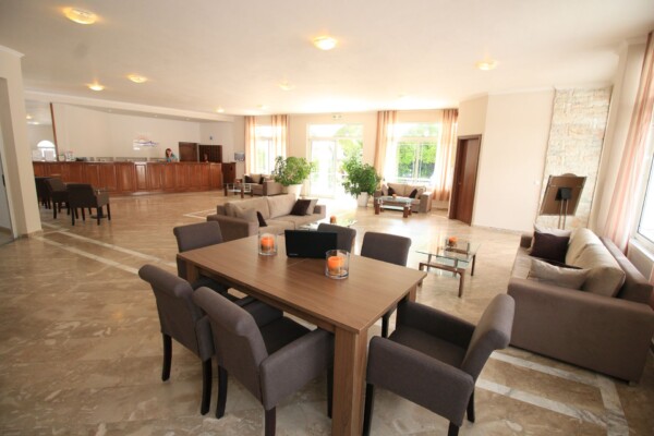 Hotel Yannis lobi.jpg