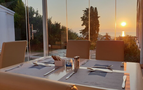Hotel Yannis restoran 1.jpg