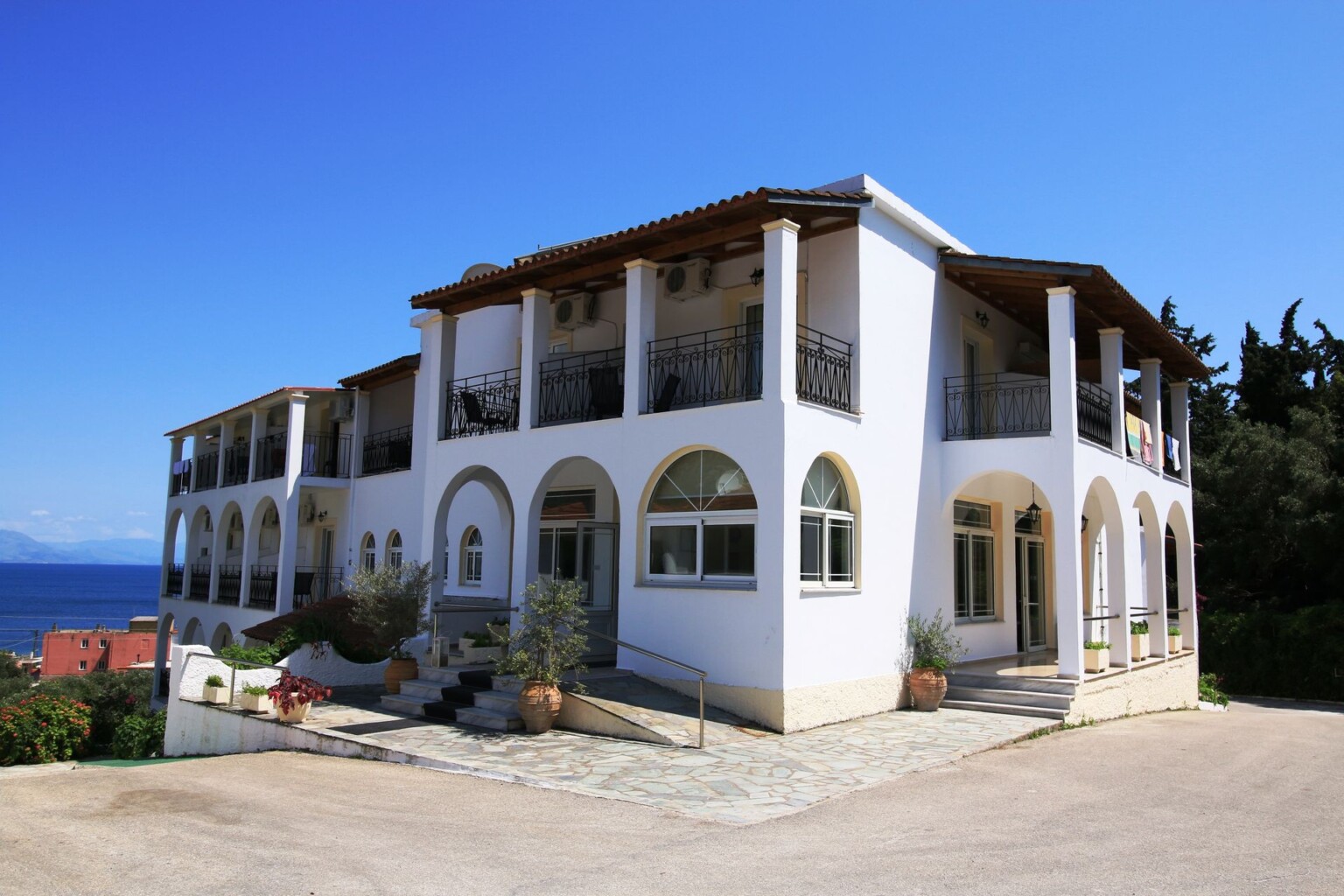 Hotel Yannis zgrada.jpg