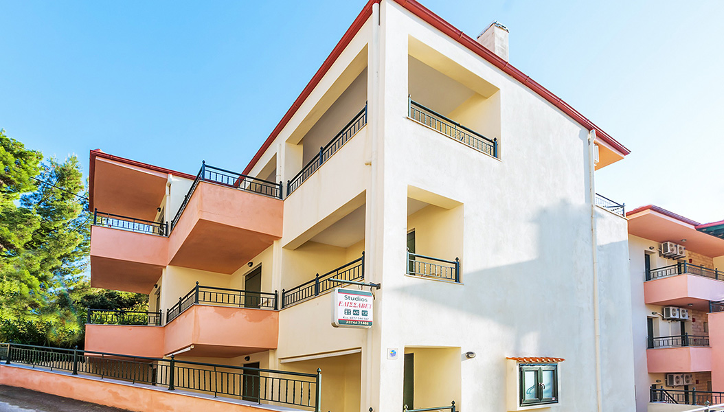 Xenios Loutra Village zgrada 2.jpg