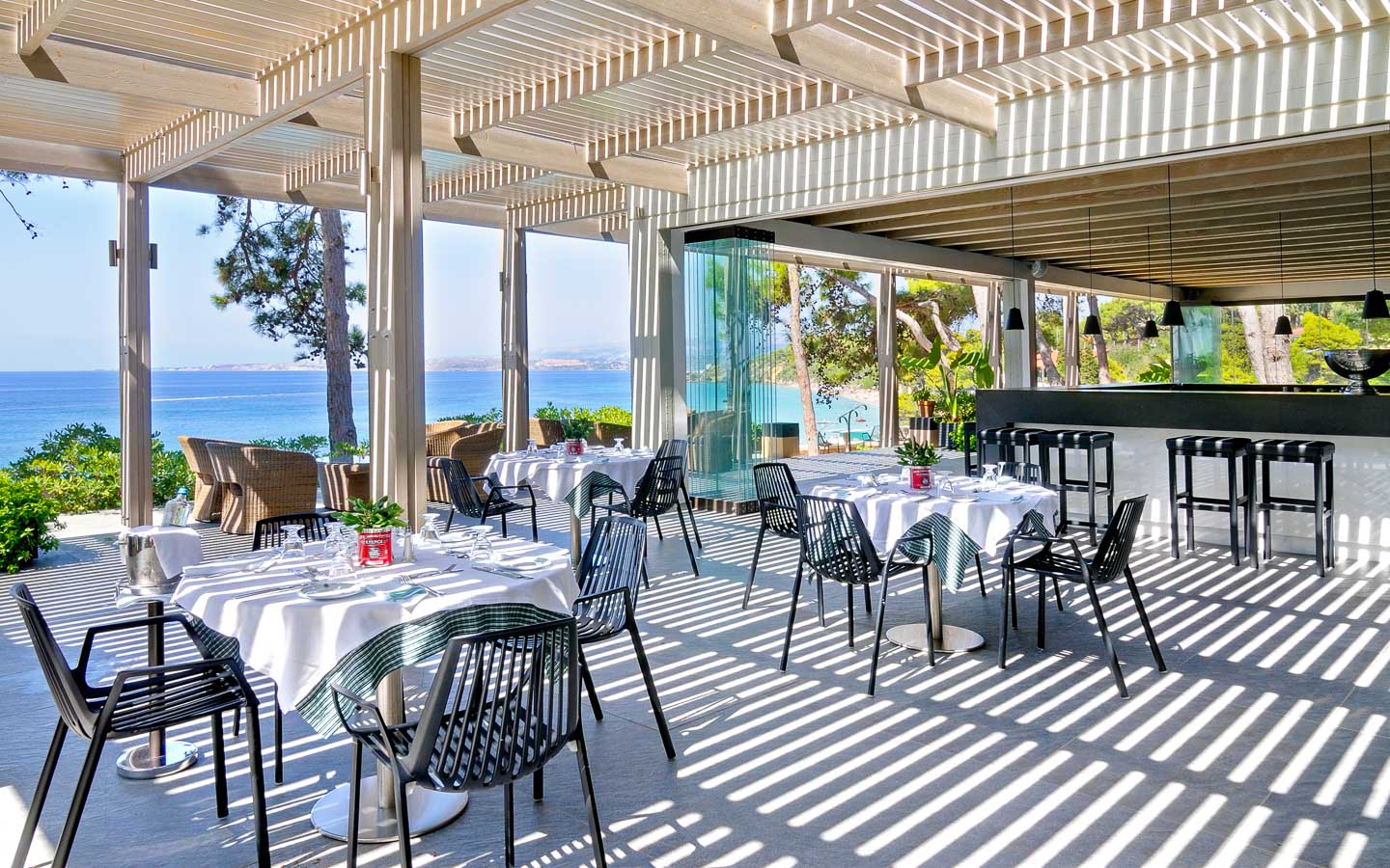 Hotel White Rocks bar.jpg