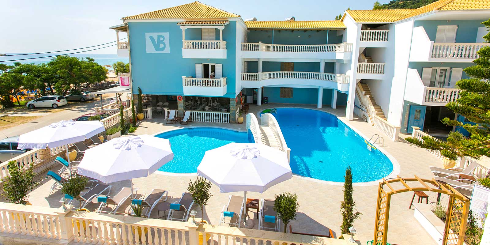 Vrachos Beach zgrada i bazen.jpg