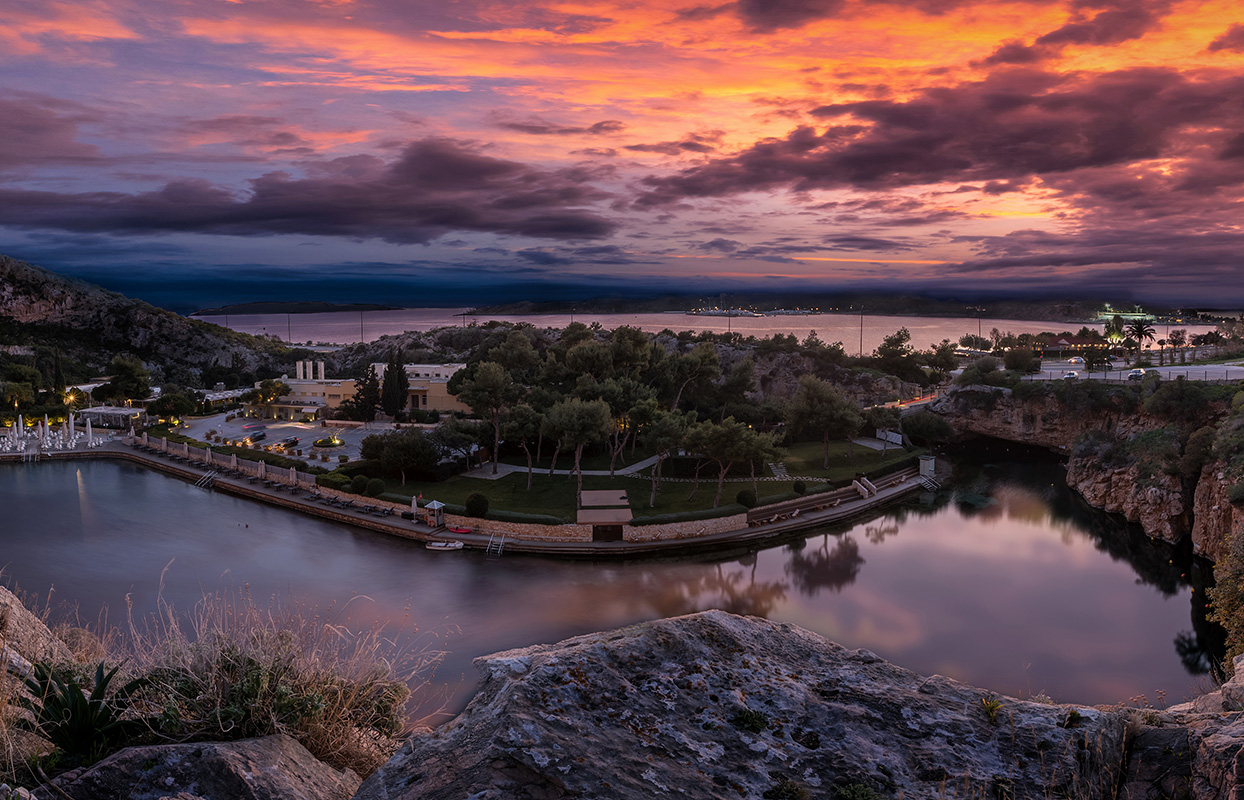 Vouliagmeni Suites pogled na hotel.jpg