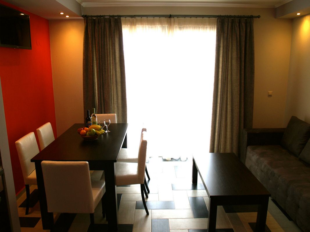 Village Mare Residence kuhinjski sto i sofa.jpg