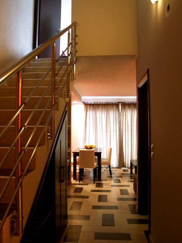 Village Mare Residence kuhinjski sto.jpg