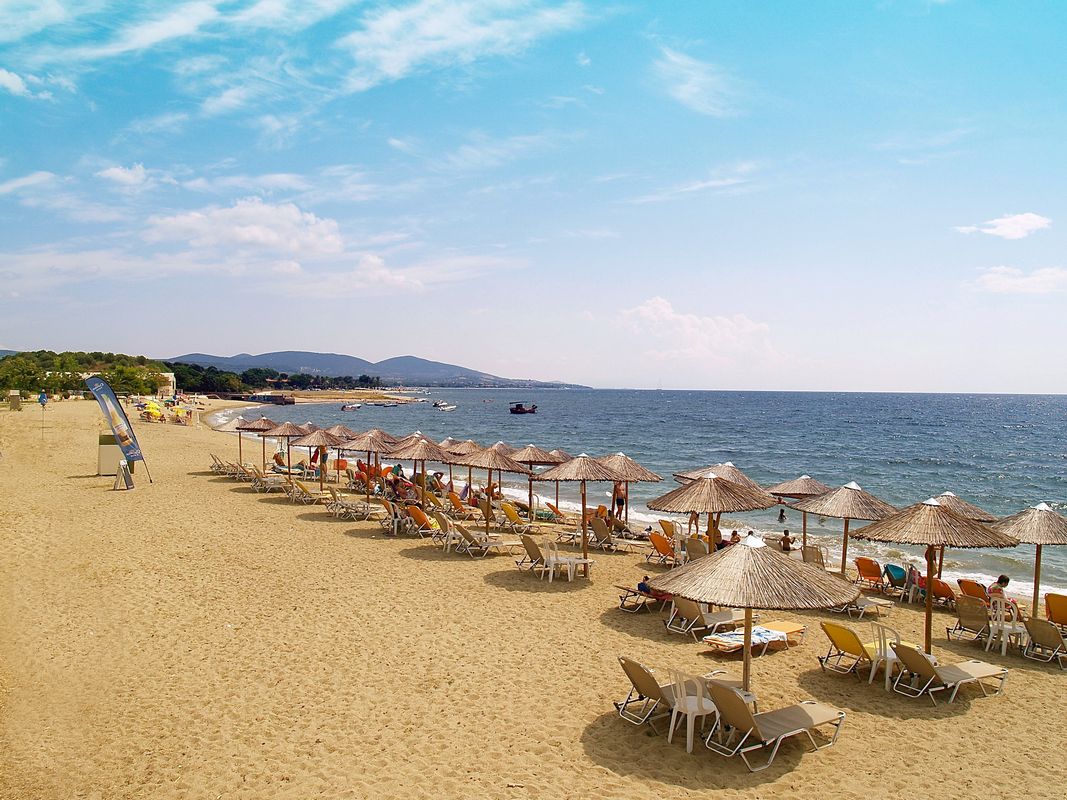 Village Mare Residence plaza.jpg