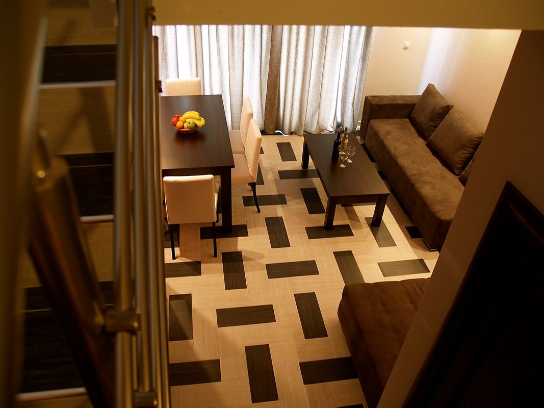 Village Mare Residence pogled sa stepenica.jpg