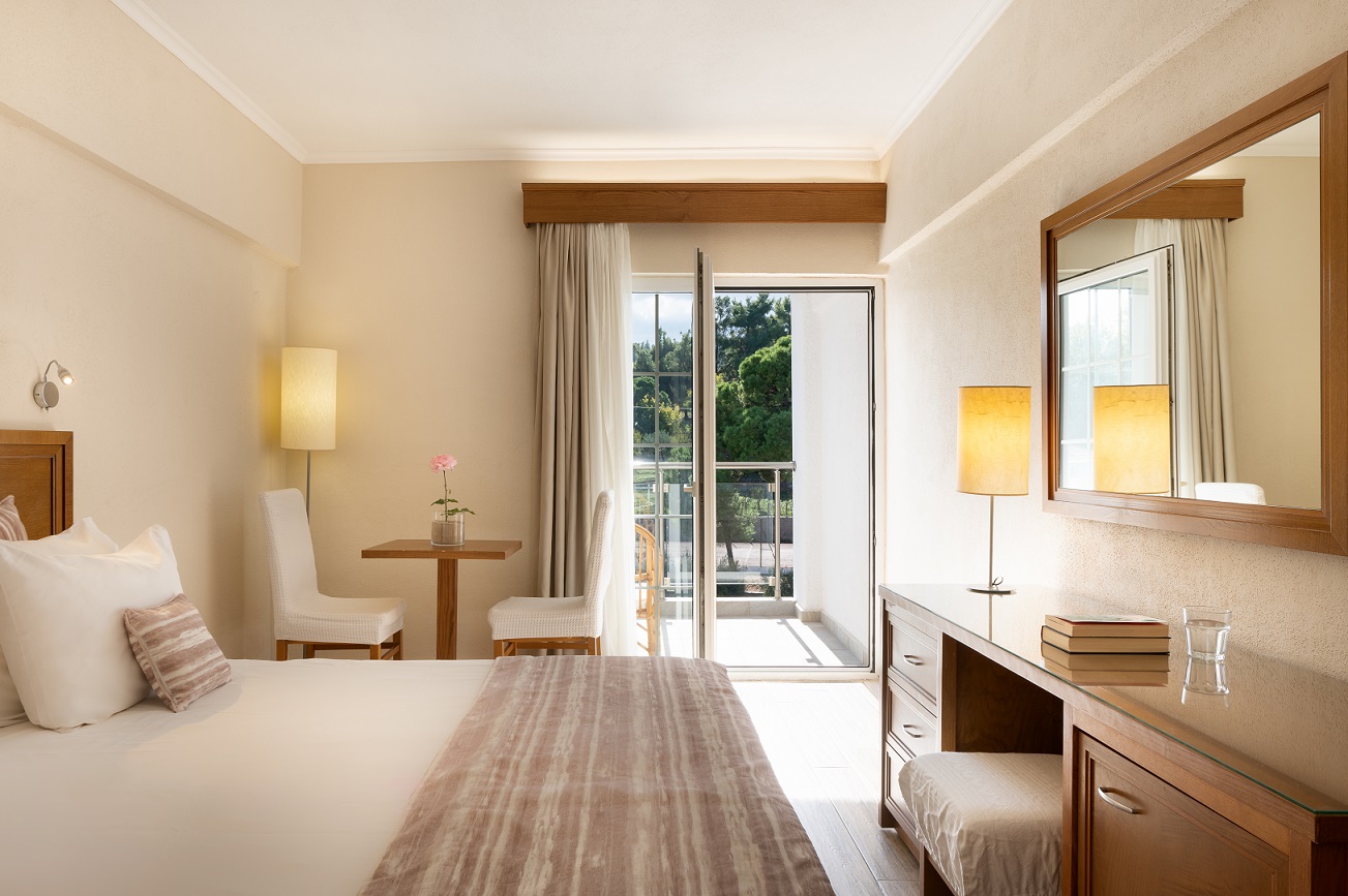 Hotel Mitsis Alexander the Great-Standardna soba pogled bašta.jpg
