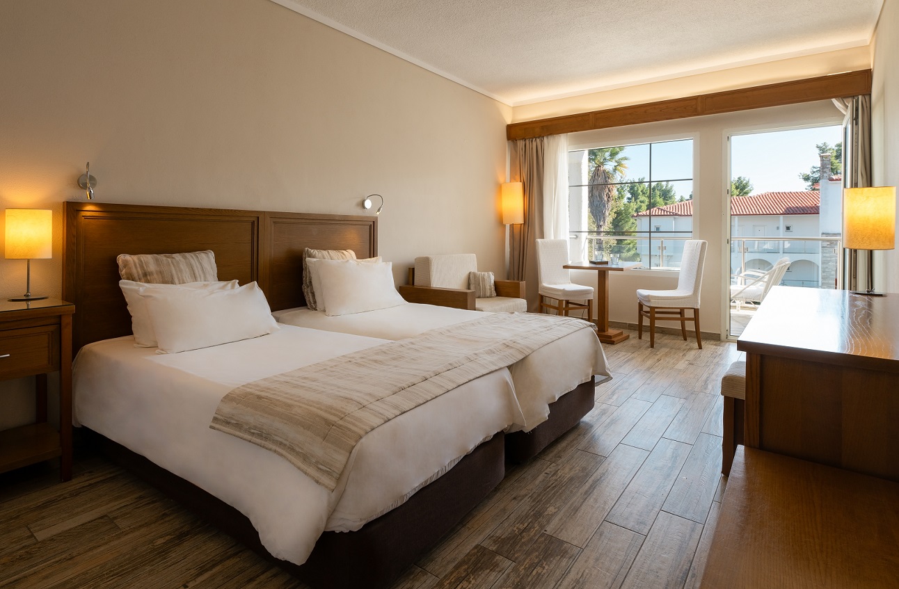 Mitsis Alexander the Great Hotel-Standardna soba delimican pogled more.jpg