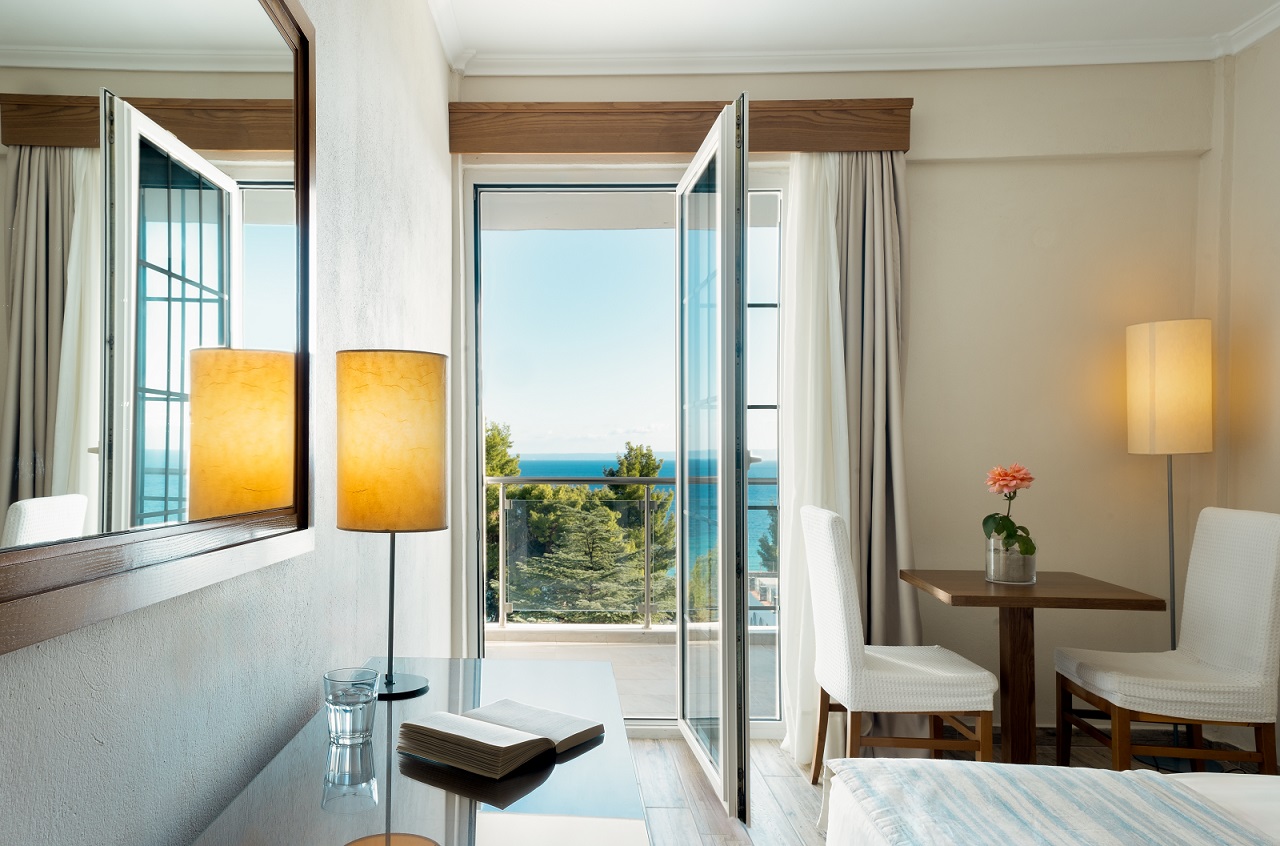 Mitsis Alexander the Great Hotel-Standardna soba pogled more.jpg