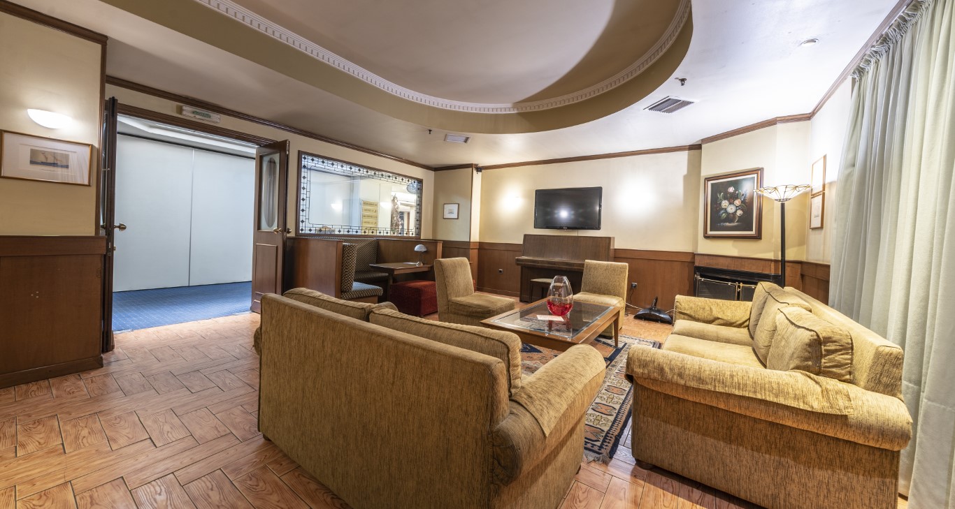 Hotel Vergina Tv sala.jpg