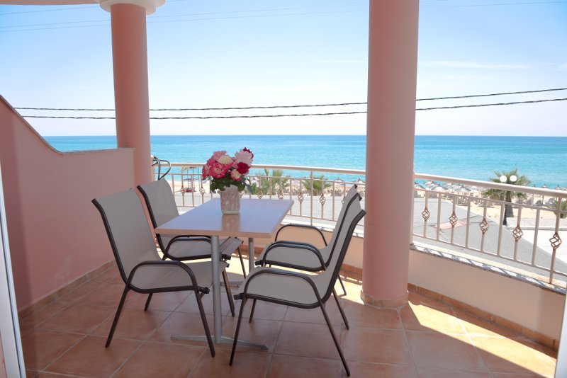 Hotel V-Del Mar terasa iz sobe.jpg