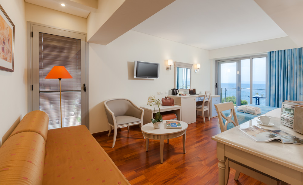 Tropical Hotel executive soba 1.jpg