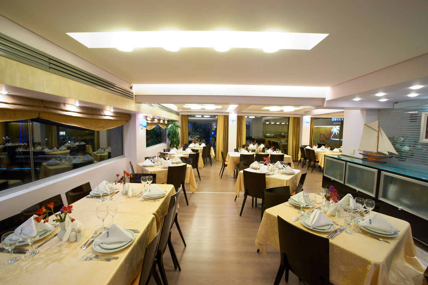 Tropical Hotel restoran 1.jpg