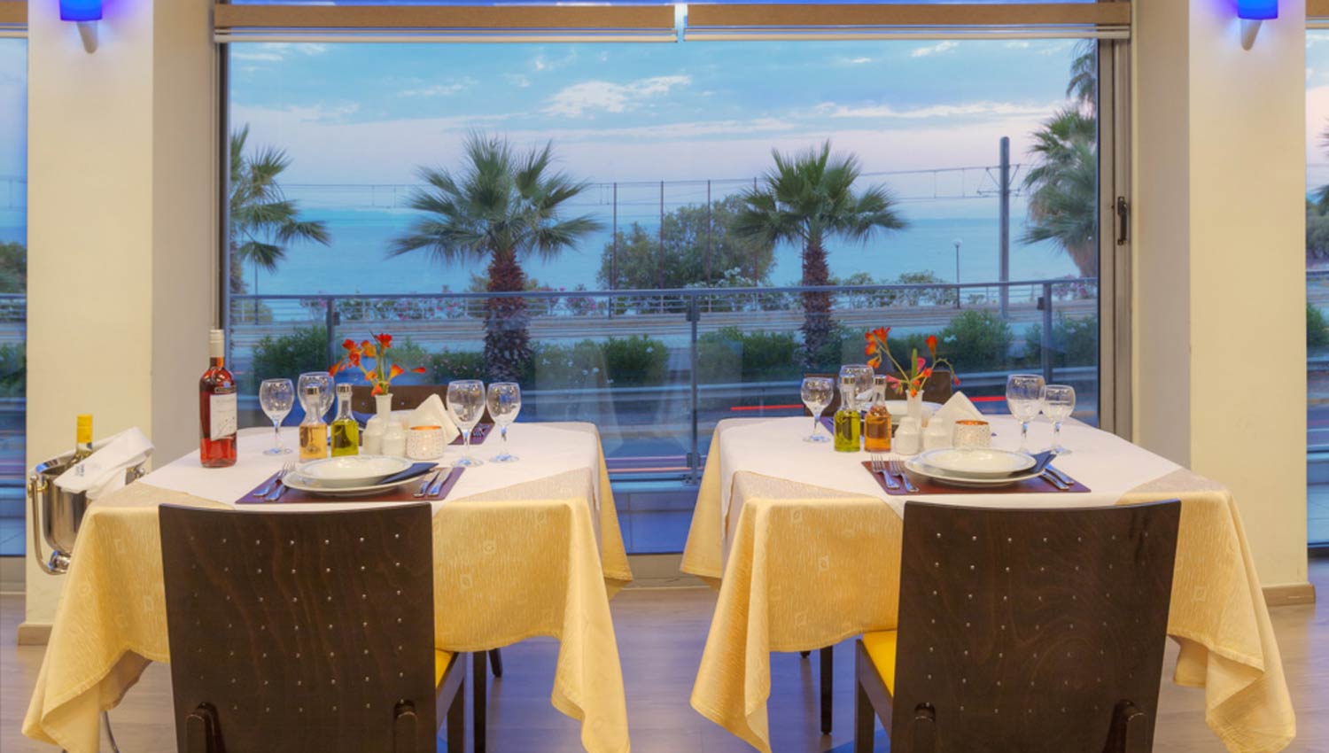 Tropical Hotel restoran.jpg