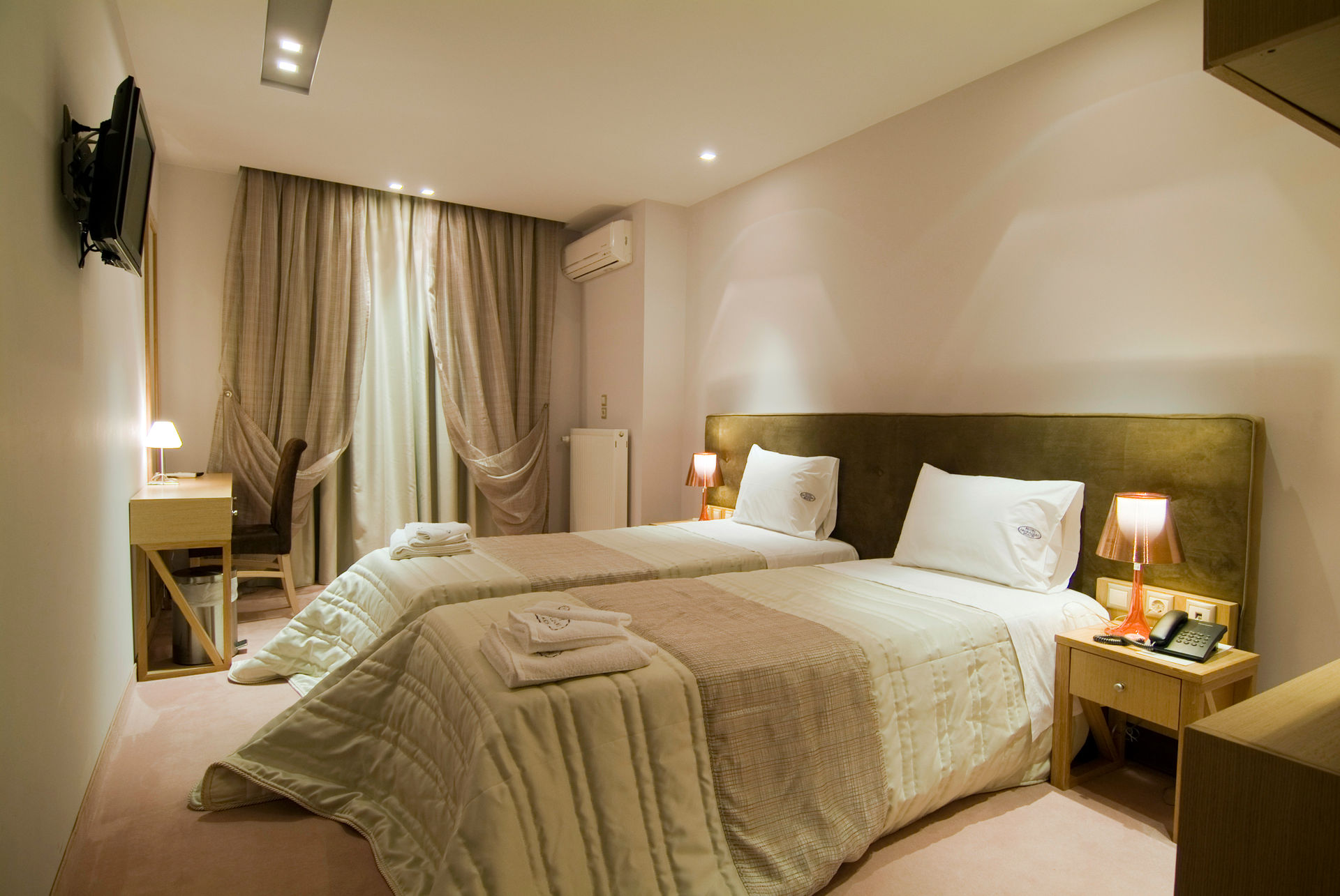 Trokadero Beach Hotel dvokrevetna soba 1.jpg