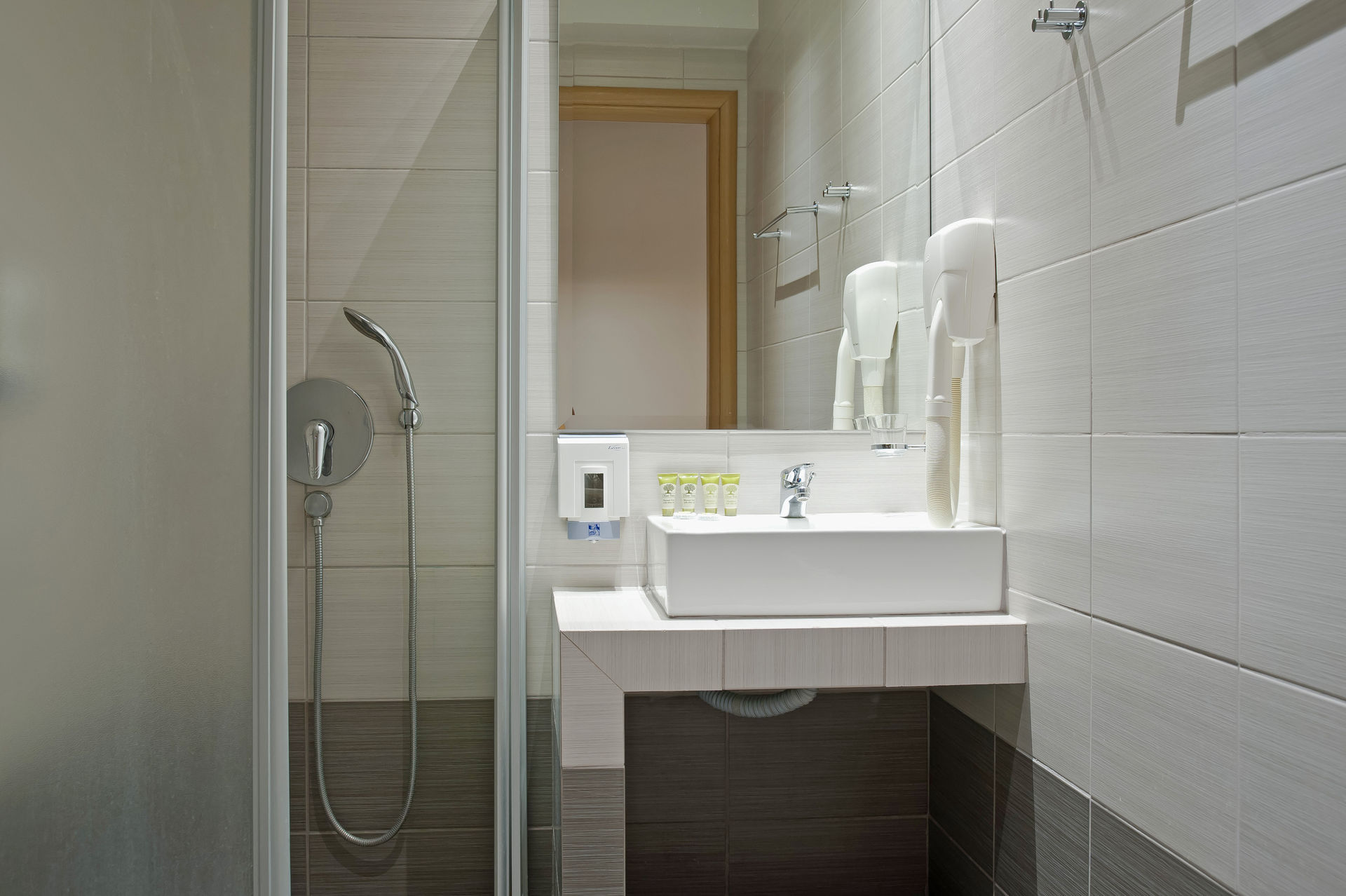 Trokadero Beach Hotel jednokrevetna soba kupatilo.jpg