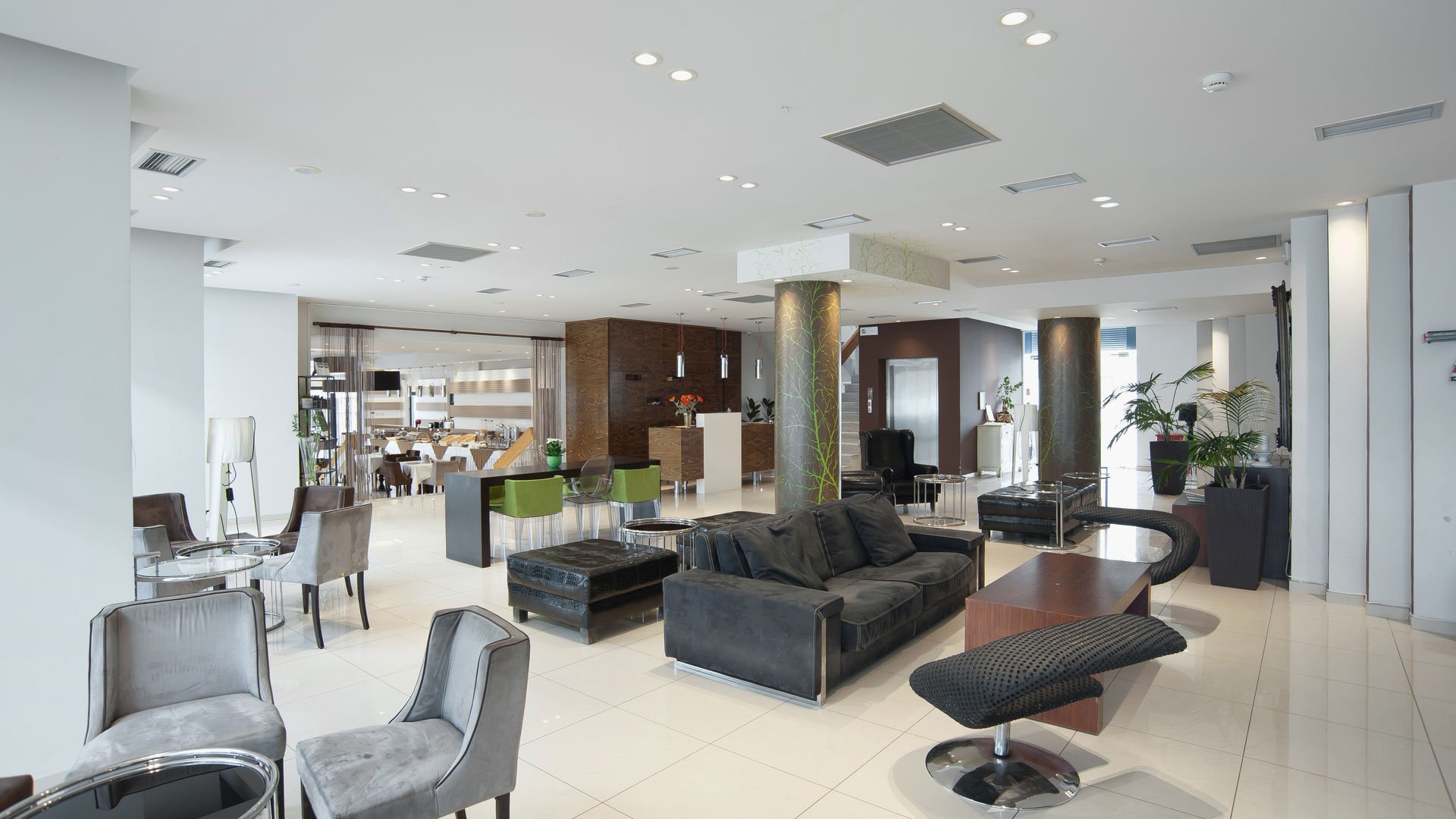 Trokadero Beach Hotel lobi i restoran.jpg