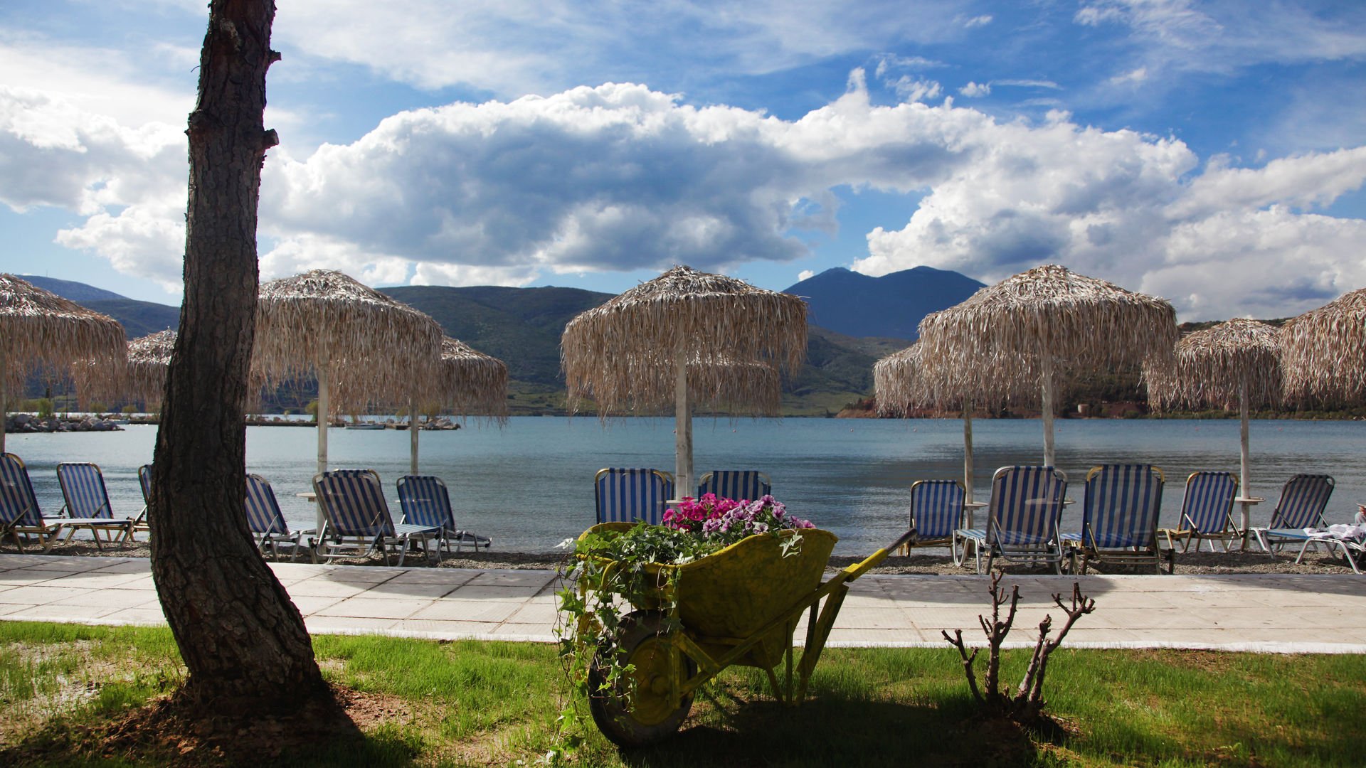 Trokadero Beach Hotel plaza.jpg