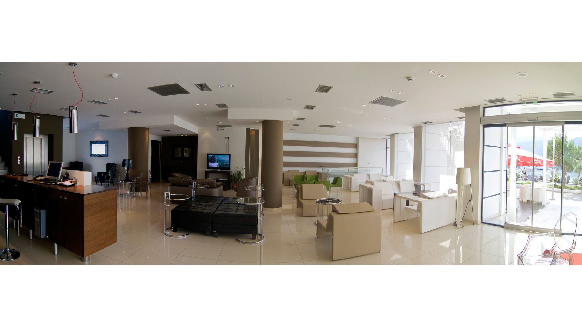 Trokadero Beach Hotel recepcija.jpg