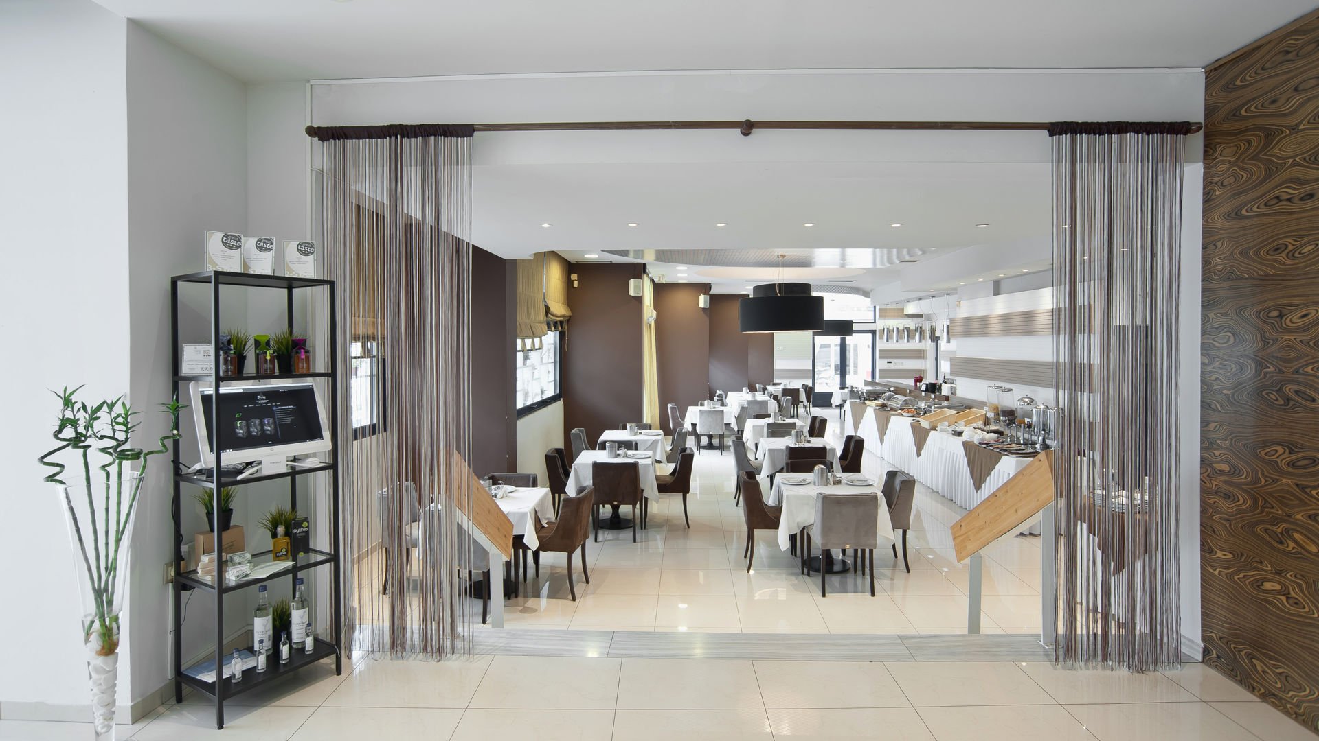 Trokadero Beach Hotel restoran.jpg