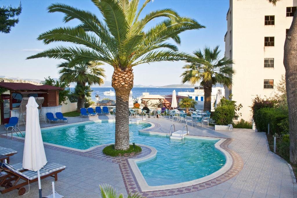 Hotel Tolon Holidays bazen.jpg
