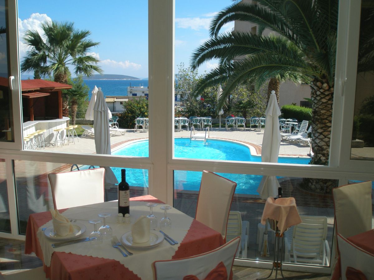 Hotel Tolon Holidays pogled na bazen i more.jpg