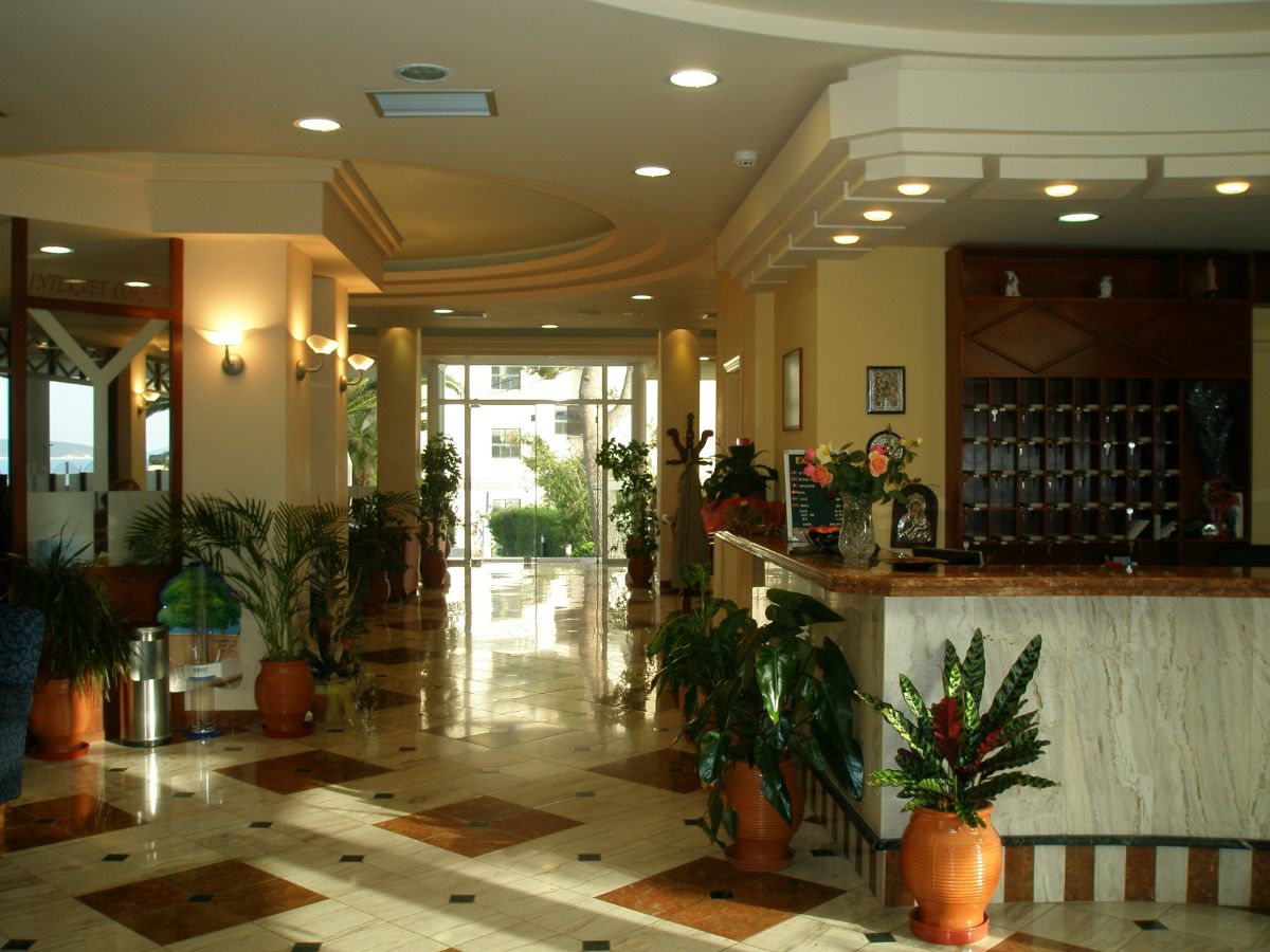 Hotel Tolon Holidays recepcija.jpg