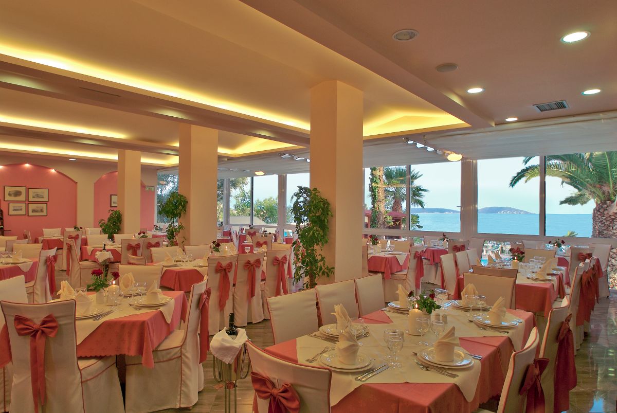 Hotel Tolon Holidays restoran.jpg