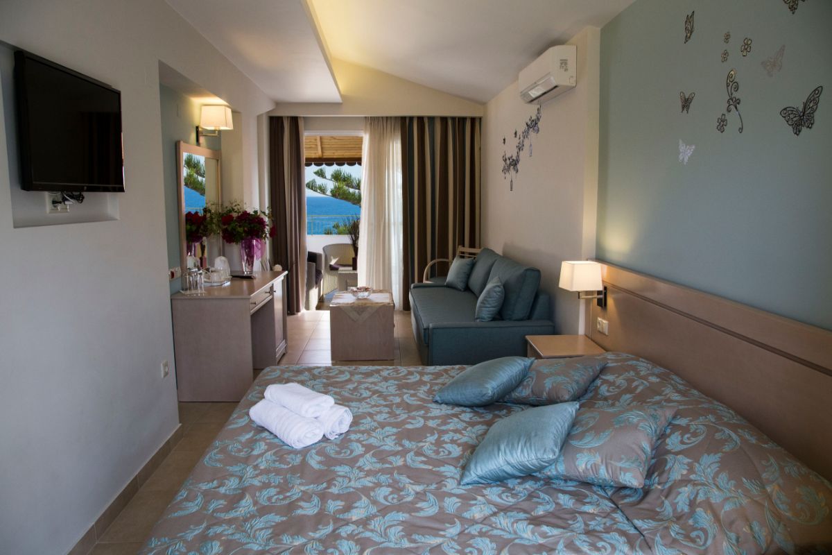 Hotel Tolon Holidays std soba 2.jpg