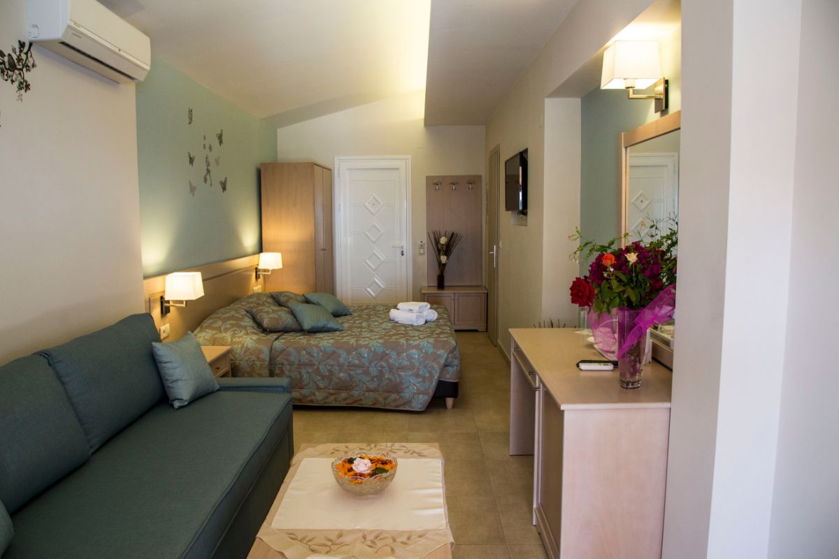 Hotel Tolon Holidays std soba 3.jpg