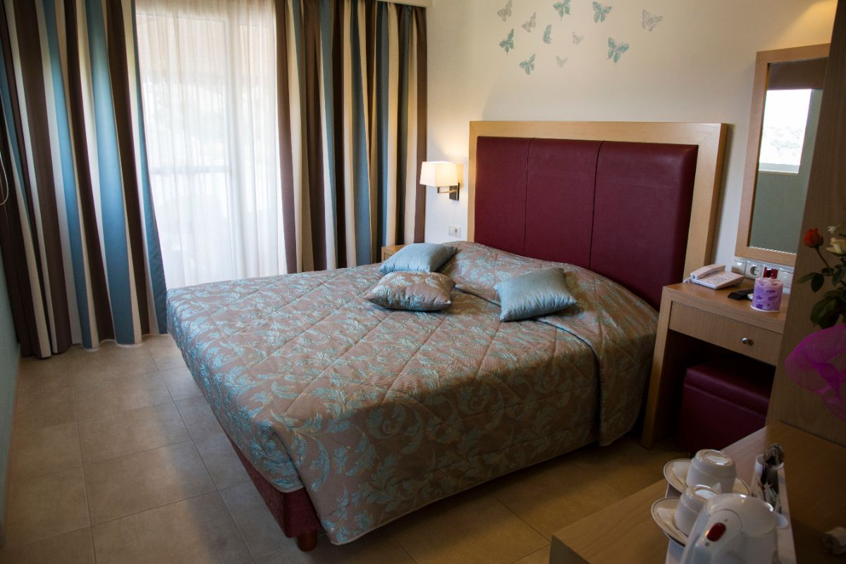 Hotel Tolon Holidays std soba 4.jpg