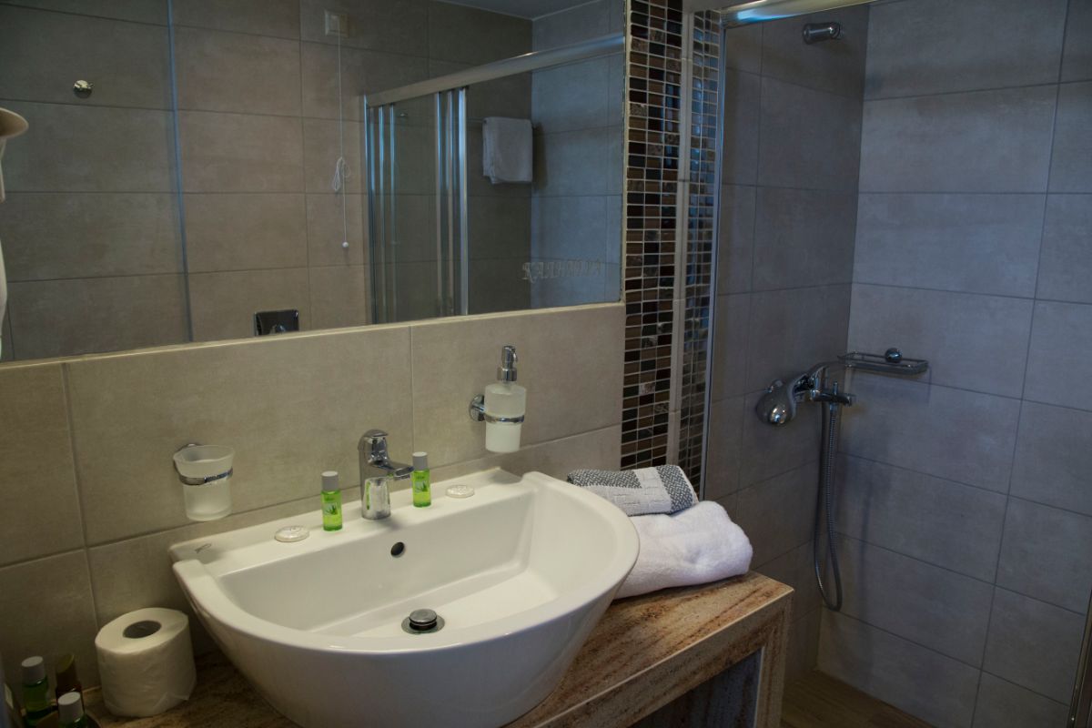 Hotel Tolon Holidays std soba kupatilo.jpg
