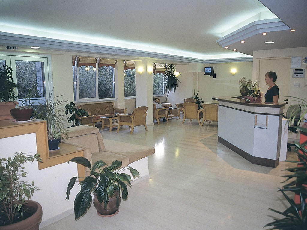 Hotel Tolo recepcija.jpeg
