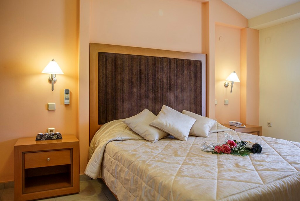 Hotel Tolo soba 2.jpg