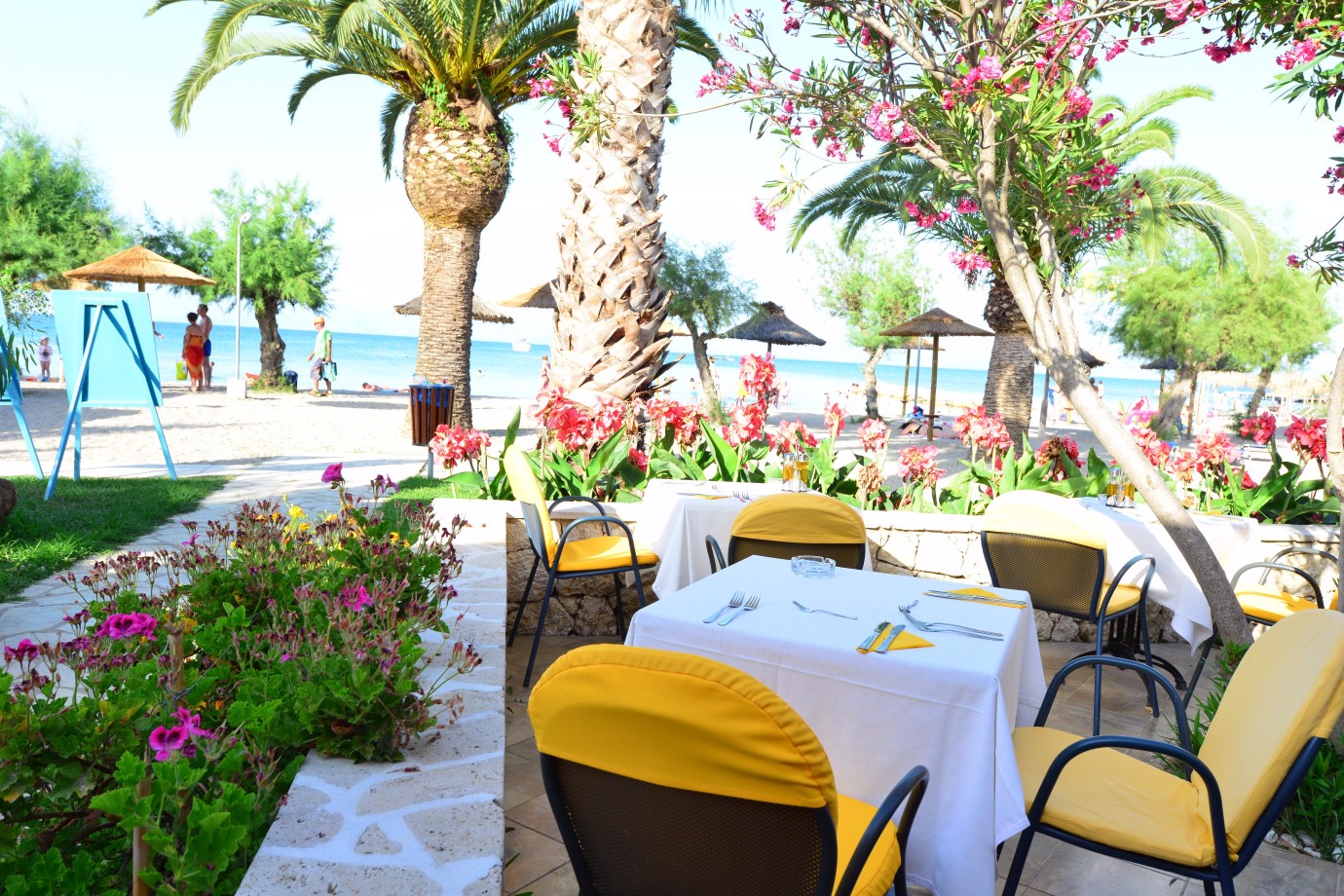 Three Stars Hotel restoran i pogled.jpg