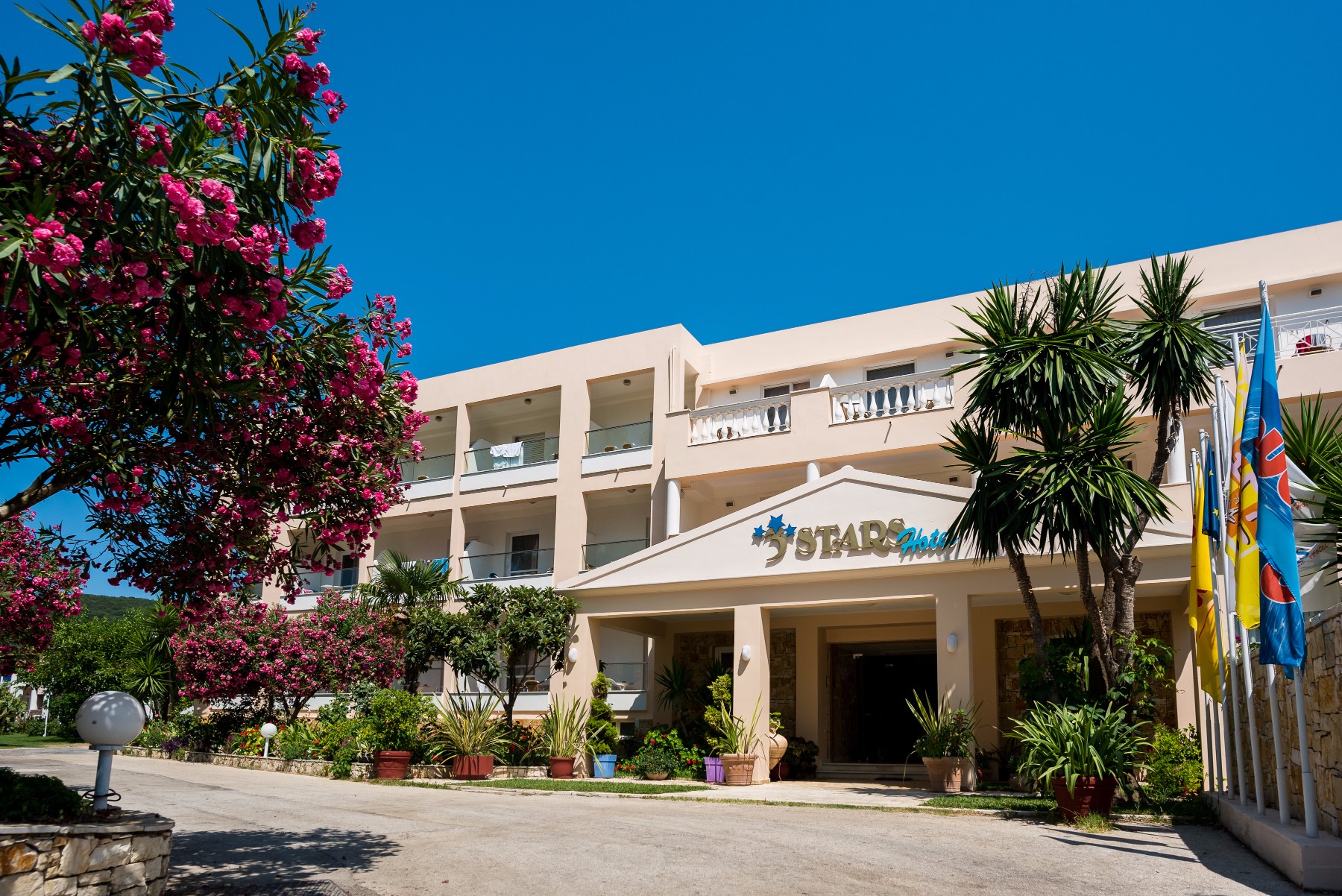 Three Stars Hotel ulaz u hotel.jpg