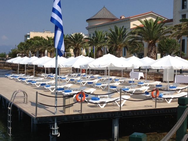 Thermae Sylla Spa ponton sa lezaljkama i suncobranima.jpeg
