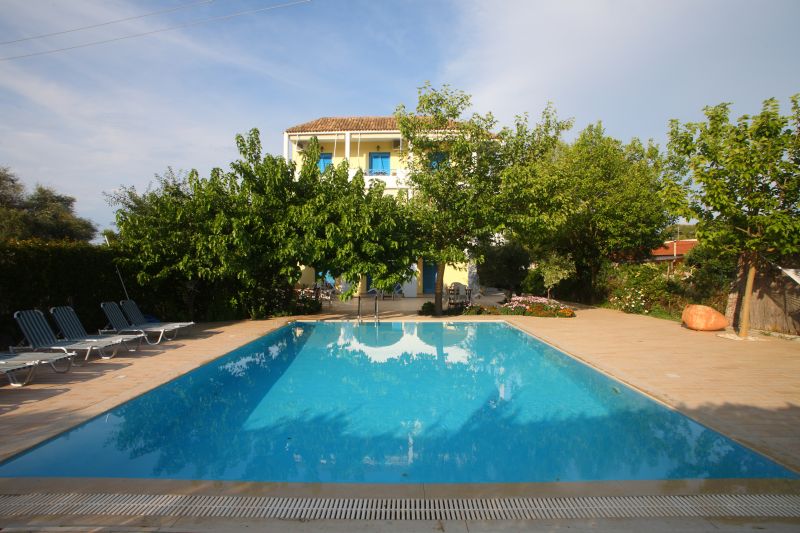 Thanasis Studios bazen.jpg